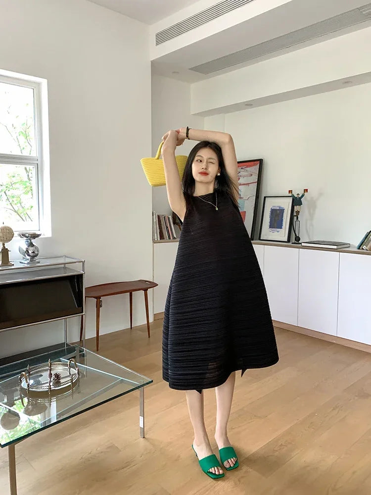 Lunarie Pleats Haute Dress: Voluminous Pleated Elegance for 2025