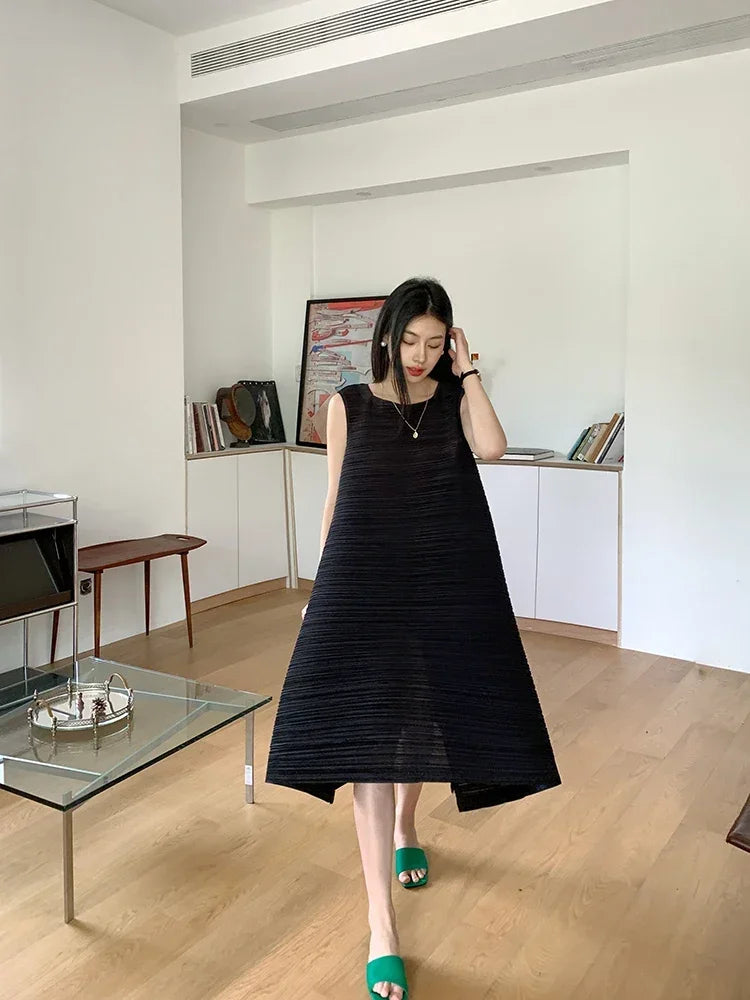Lunarie Pleats Haute Dress: Voluminous Pleated Elegance for 2025