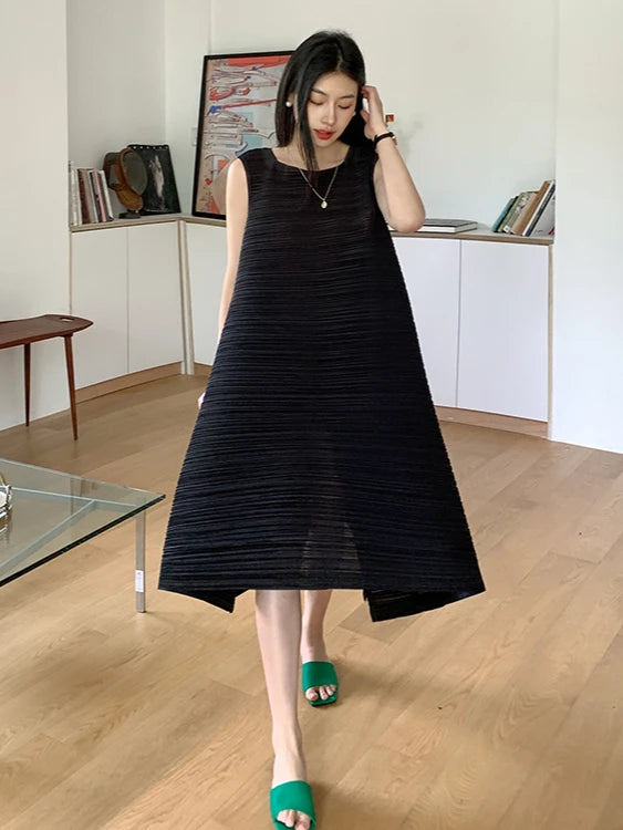 Lunarie Pleats Haute Dress: Voluminous Pleated Elegance for 2025